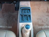 Detailansicht Mittelkonsole mit Schaltknauf, manueller Spoilerbet&auml;tigung und Trackingkontrolle - man achte auf die Fu&szlig;matten in Kaschmir-beige mit Porsche Schriftzug...