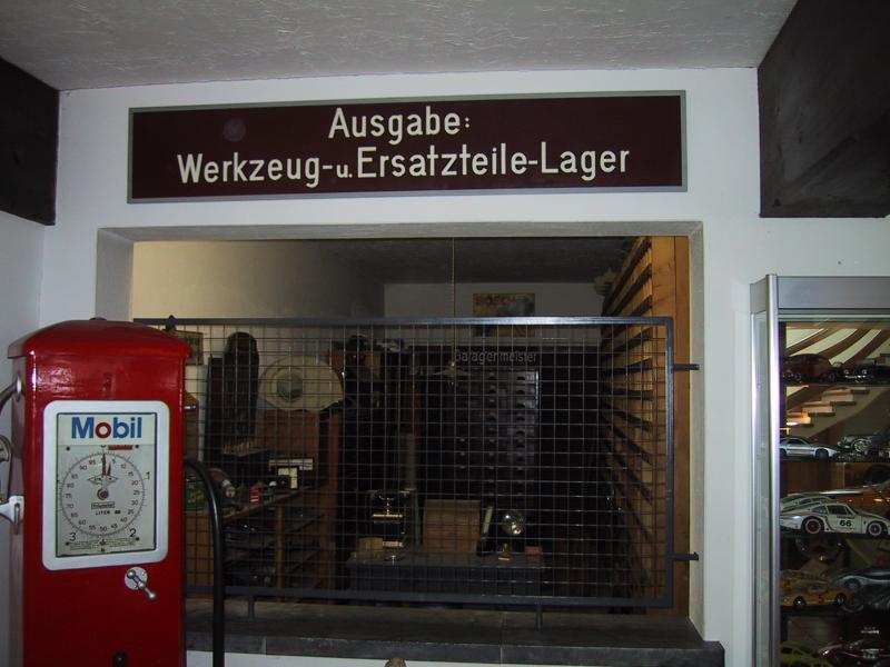 fr�here Werkzeug- u. Materialausgabe einer kleinen Werkstatt